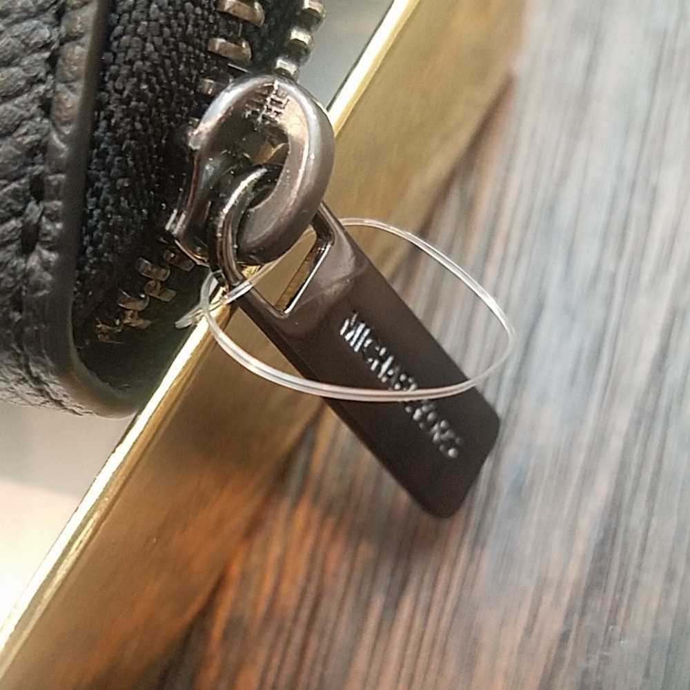 Michael Kors pebbled leather wallet - Picture 5 of 8